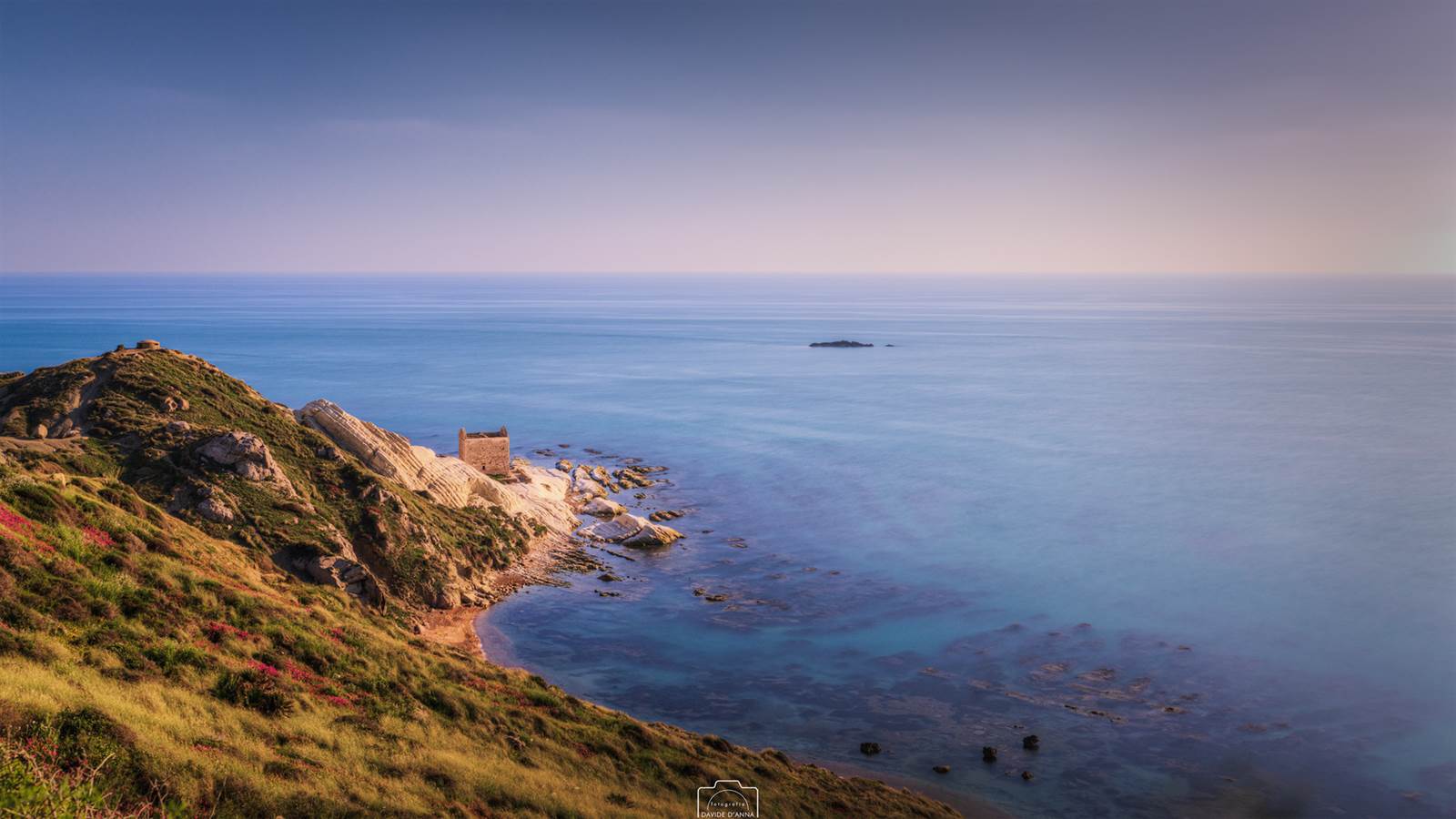 Scogliera bianca calcarea a Punta Bianca, Agrigento